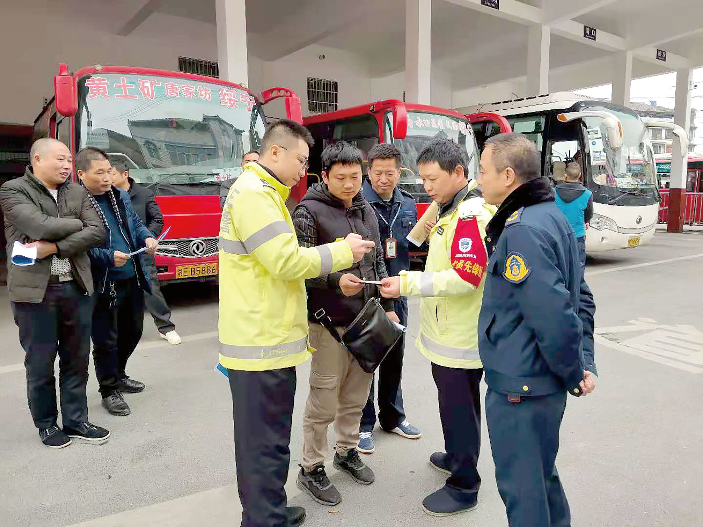 12月2日是全國交通安全日。當天上午10時，綏寧分公司汽車總站舉行“知危險會避險、安全文明出行——關(guān)注農(nóng)村交通安全、暢行美麗鄉(xiāng)村”122交通安全日主題宣傳活動。 ? 此活動用生動的事例教育廣大從業(yè)人員樹立美麗鄉(xiāng)村安全暢行責任意識、服務意識，進一步增強廣大從業(yè)人員安全事故的防范意識、辨別意識，緊急避險應急處理方法。 省高速交警綏寧大隊、綏寧縣運管所等負責人到活動現(xiàn)場進行指導。  劉永松